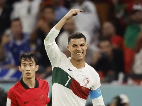 HLV Santos: Ronaldo bị tiền đạo Hàn Quốc sỉ nhục