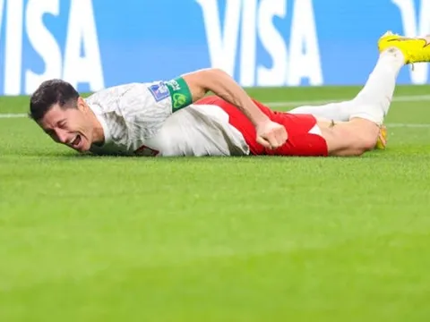 Ba Lan kiểu Mourinho và nước mắt Lewandowski