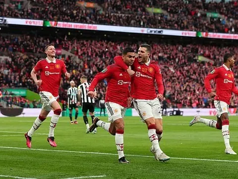 Rashford và Casemiro phá lưới Newcastle, M.U vô địch Carabao Cup