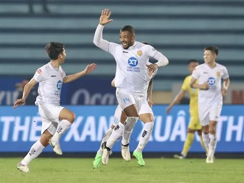 Công làm thủ phá, Nam Định mất điểm đau đớn phút bù giờ trước Thanh Hóa