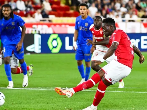 Balogun hóa thảm họa, HLV Monaco nhận xét thẳng thắn