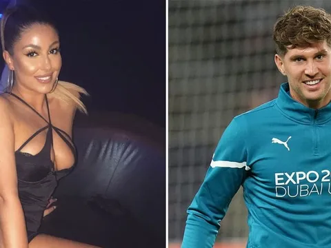 Bạn gái John Stones bị chỉ trích vì tuyên truyền anti-vaccine