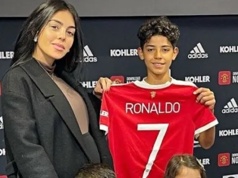 Bạn gái Ronaldo: 'Con tôi bị đánh ở trường'