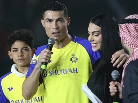 Bạn gái Ronaldo đeo nhẫn triệu USD tại Saudi Arabia