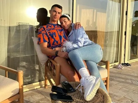 Bạn gái Ronaldo gây choáng khi khoe viên cương lấp lánh