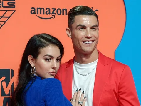 Bạn gái Ronaldo phản ứng trước nghi vấn rạn nứt tình cảm