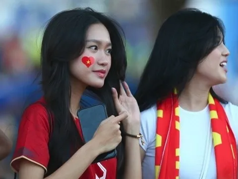 Bạn gái Văn Hậu đi cổ vũ tuyển Việt Nam