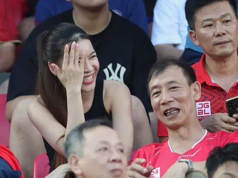 Bạn gái Văn Lâm bẽn lẽn cổ vũ tuyển Việt Nam