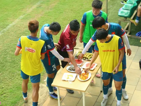Bánh quế, chip chip trong buổi tập của tuyển Việt Nam và U23