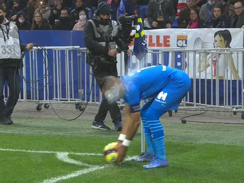 Bạo loạn lại nổ ra ở Ligue 1, Payet bị CĐV ném chai vào đầu