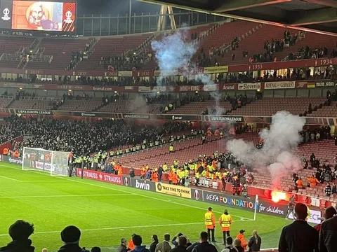 Bạo loạn xảy ra ở trận Arsenal - PSV
