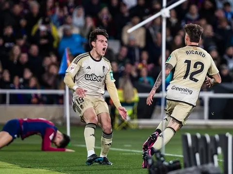 Sao M.U chói sáng, Barca ôm hận trước đội áp chót bảng