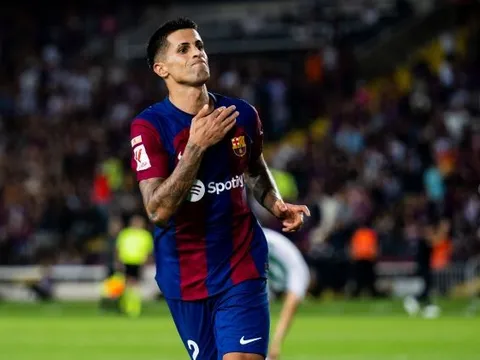 Barca có nên mua đứt Cancelo?