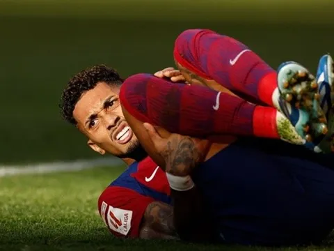 Barca mất 2 quả penalty gây tranh cãi