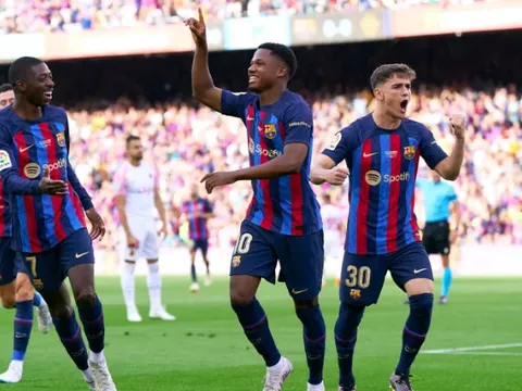 Barca tạm biệt sân Camp Nou bằng chiến thắng hủy diệt