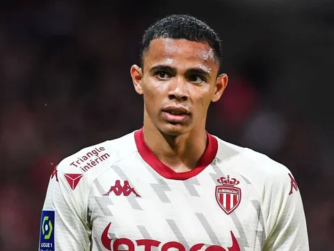 Barca thất thế trước Man United khi hỏi mua 'Cafu mới'