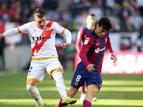 Barca thoát thua hú vía, nguy cơ bị bỏ xa ở La Liga