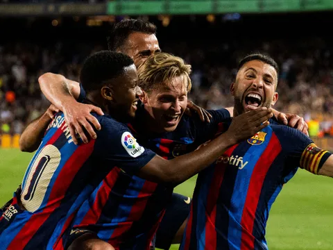 Real Madrid ngã ngựa, Barcelona đếm ngày nâng cúp