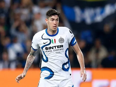 Bastoni báo tin buồn cho Chelsea và Newcastle