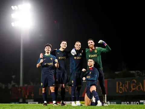 Bất chấp dư luận, Ronaldo ngạo nghễ khi lên tuyển