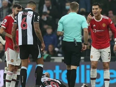 Bất lực trước Newcastle, Ronaldo trút giận lên trọng tài Craig Pawson