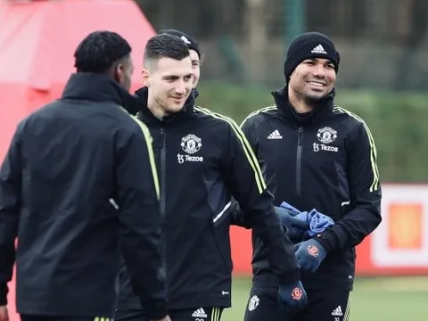 Bất ngờ Martial; Thái độ trái ngược của Casemiro trên sân tập Man Utd