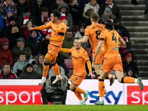 "Báu vật" Liverpool làm lu mờ em trai của Bellingham