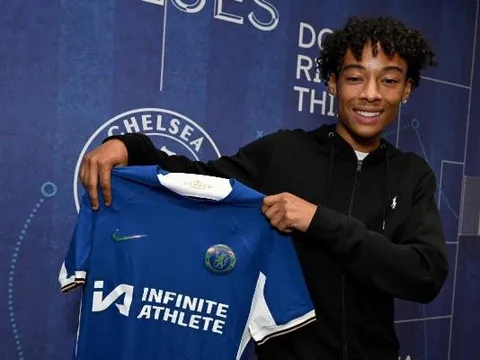 'Báu vật' tuổi 17 chính thức ký hợp đồng với Chelsea