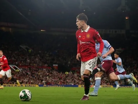 Barca tăm tia báu vật Man Utd