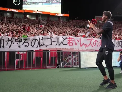 "Bây giờ còn quá sớm để đến Man United"