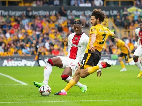 Liverpool tăm tia 'đá tảng' Premier League