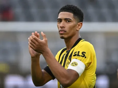 Liverpool và M.U quan tâm, HLV gửi lời khuyên cho Bellingham