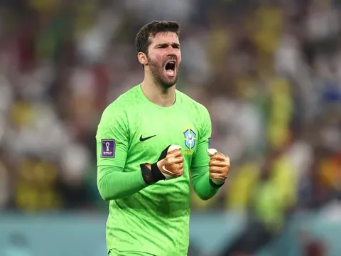 Alisson lại dự bị, HLV lên tiếng giải thích