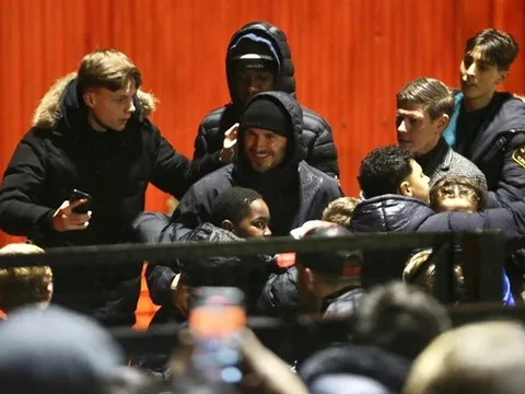 Beckham bị CĐV bao vây khi đến xem con trai thi đấu