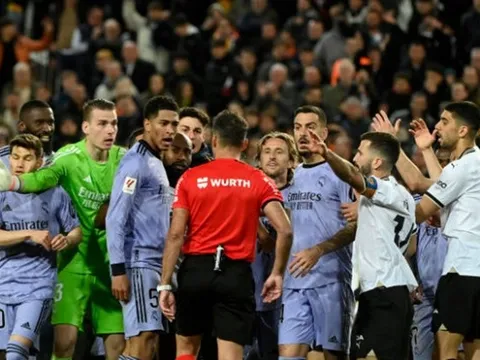 HLV Valencia: "Bàn thắng đó không hợp lệ"