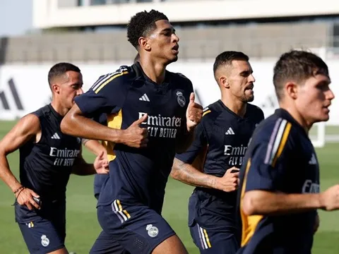 Bellingham lộ biểu cảm trong ngày đầu tập luyện tại Real