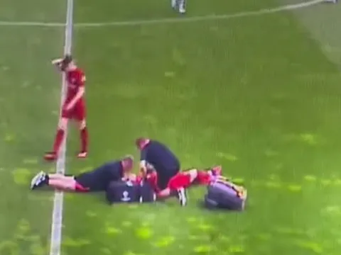 Rõ tình trạng của thần đồng Liverpool sau chấn thương kinh hoàng