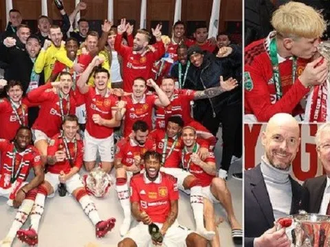 Bên trong phòng thay đồ M.U: Sir Alex tươi rói; Nụ hôn đầu tiên