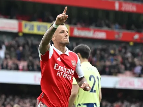 Ben White mặc kệ chiến thắng của Man City