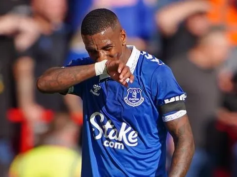 Bênh vực hàng xóm Everton, Jamie Carragher cho rằng Man City xứng đáng phải xuống giải hạng 5