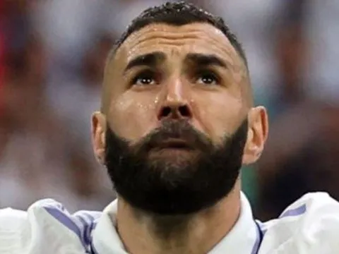 Benzema bật khóc sau bàn thắng cuối cùng cho Real Madrid