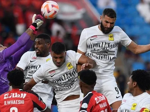 Benzema và Kante để lại dấu ấn, Al Ittihad dẫn dầu BXH