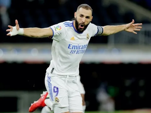 Benzema xuất sắc nhưng quá đơn độc trên hàng công Real