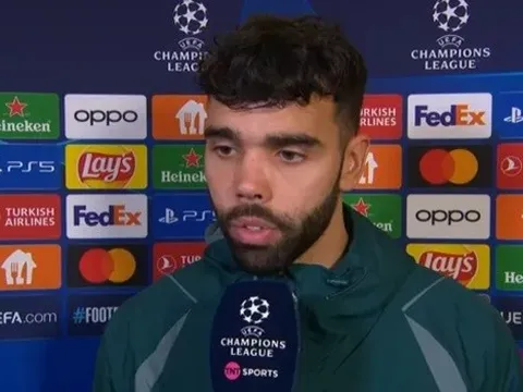 Bị chỉ trích, Raya thừa nhận bó tay toàn tập