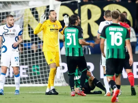 Bị Inter ngược dòng đánh bại, HLV Sassuolo giận dữ tố trọng tài mắc sai lầm