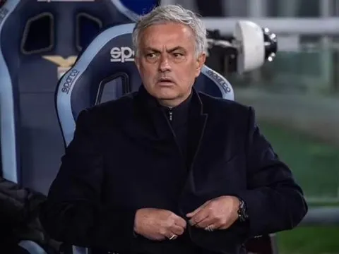 Bị loại khỏi Coppa Italia, Jose Mourinho mỉa mai VAR