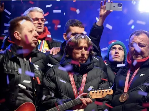 Biển người chào đón tuyển Croatia về nước sau World Cup