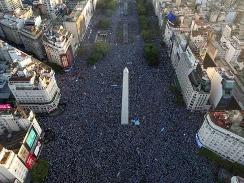 Biển người chờ đón tuyển Argentina về nước