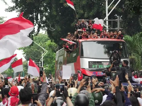 Biển người ở Jakarta chào đón U22 Indonesia về nước sau SEA Games 32