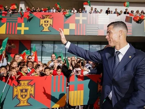 'Biển người' tung hô Ronaldo mặc drama Man Utd